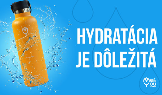 alt="Termoska Mangifera na modry pozadie s popis Hydratacia je Dolezita"