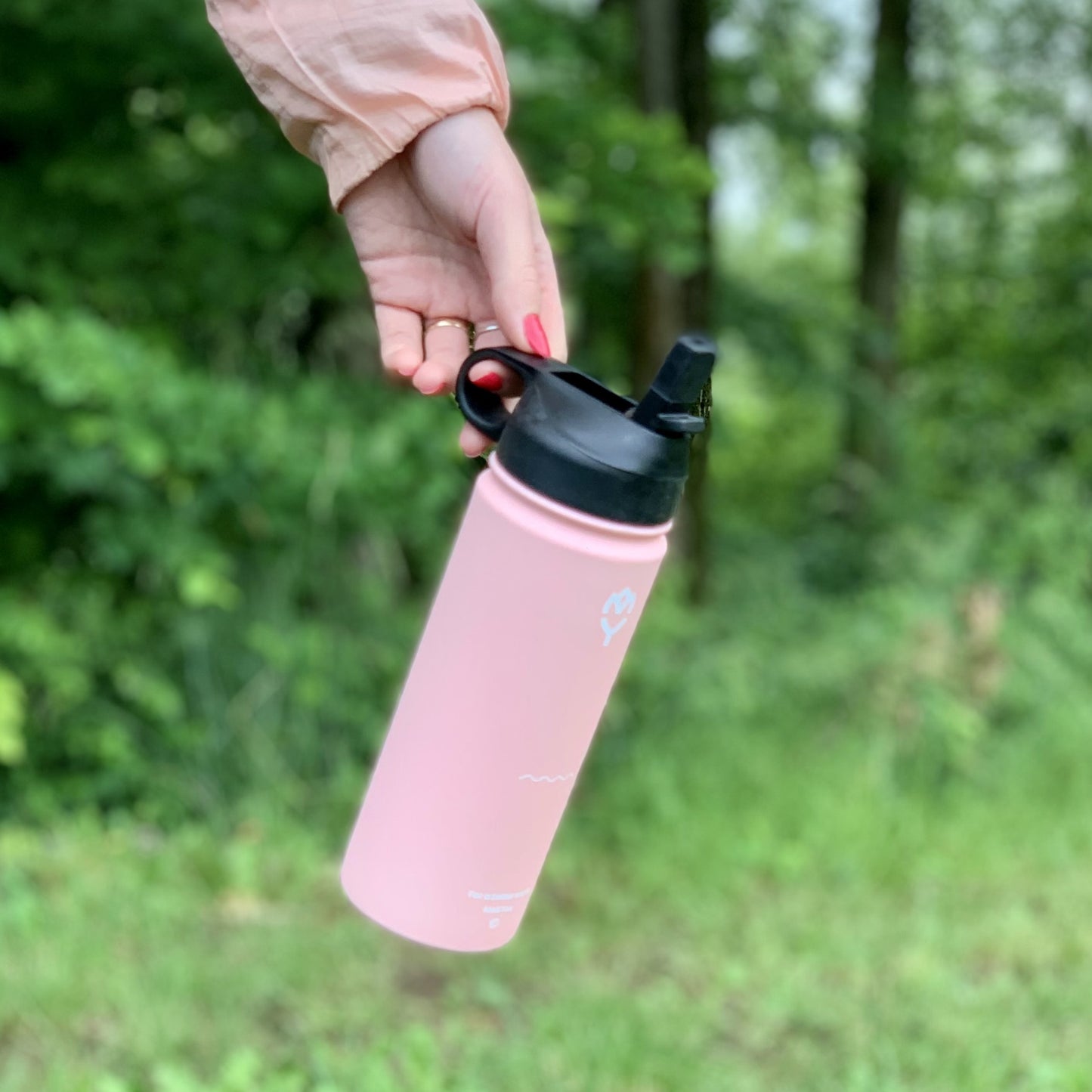 Detská termoska so slamkou 500ML (ružová) držaná za viečko, visí vo vzduchu, zvýraznená funkčnosť viečka
