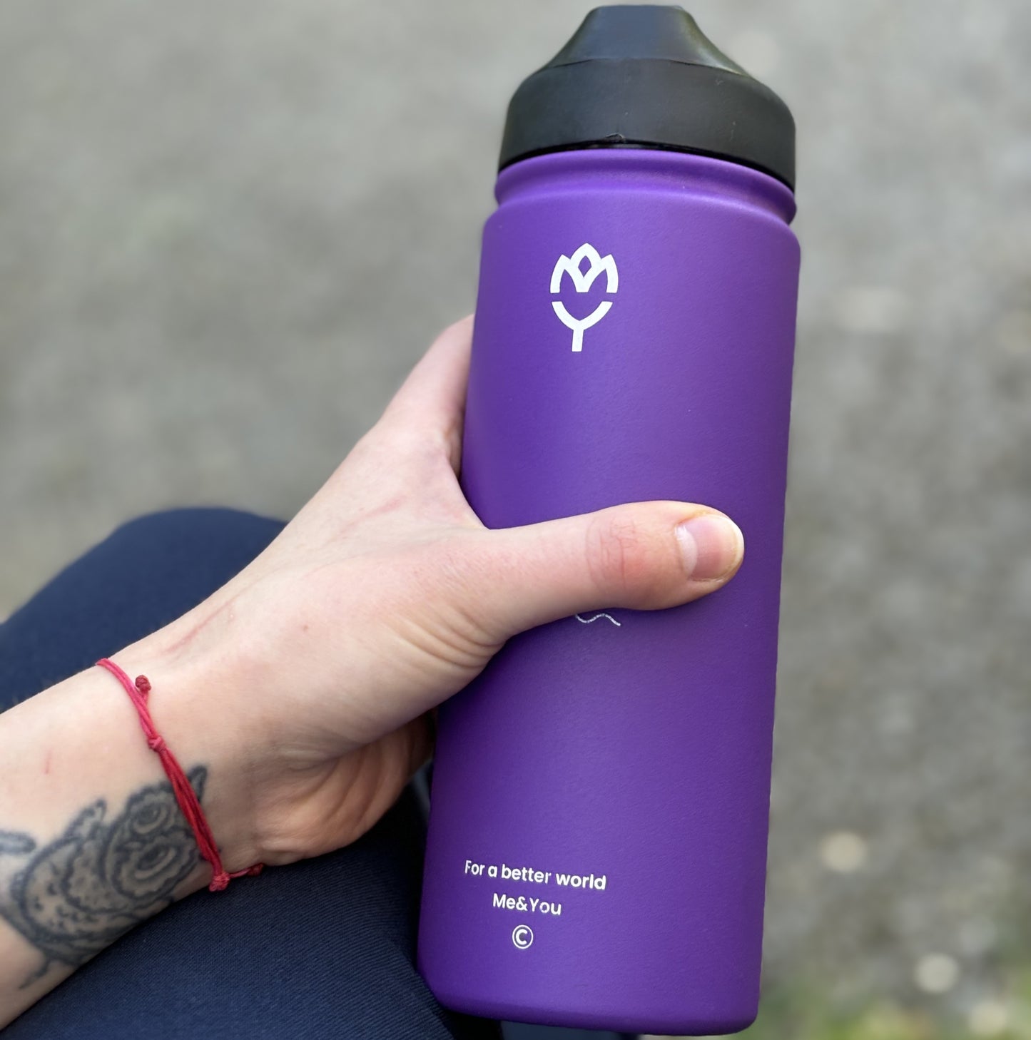 ermofľaša Gloxie 500ml (fialová) držaná ženskou rukou, zvýraznený dizajn a farba fľaše
