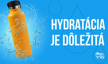 alt="Termoska Mangifera na modry pozadie s popis Hydratacia je Dolezita"