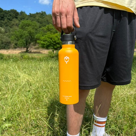 Termoska Mangifera pri páse muža – ukážka viečka s rukoväťou a praktického použitia
